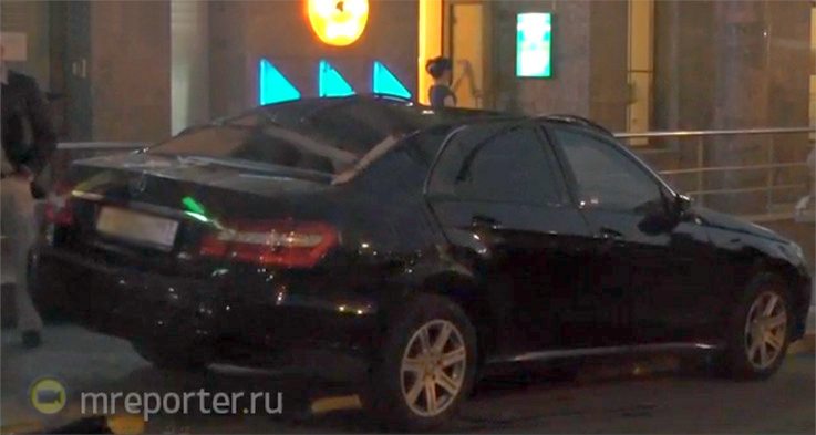 Припаркованный автомобиль, на который упала женщина с 13 этажа Припаркованный автомобиль, на который упала женщина с 13 этажа