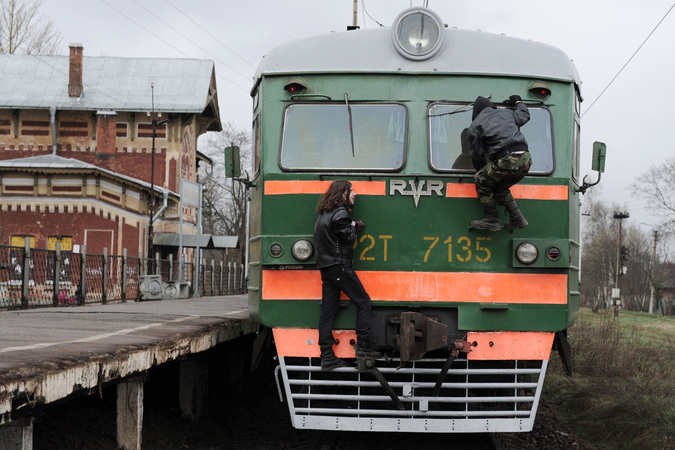 Название фото Подросток, решивший покататься на крыше поезда, простился с жизнью