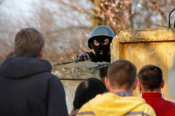 Двое украинских военных захвачены в Красном Луче Двое украинских военных захвачены в Красном Луче