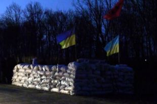 Активисты самообороны и «Правого сектора» строят блокпосты на окраинах Сум, Днепропетровска и Запорожья Активисты самообороны и «Правого сектора» строят блокпосты на окраинах Сум, Днепропетровска и Запорожья