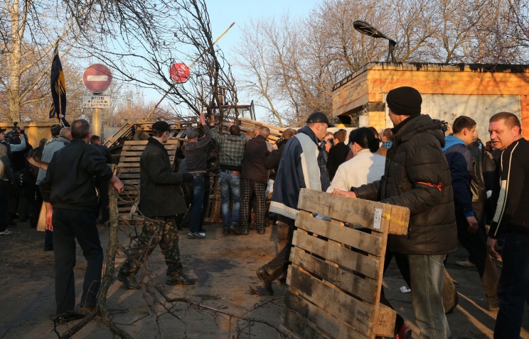 В восточной Украине повсеместно строят баррикады В восточной Украине повсеместно строят баррикады