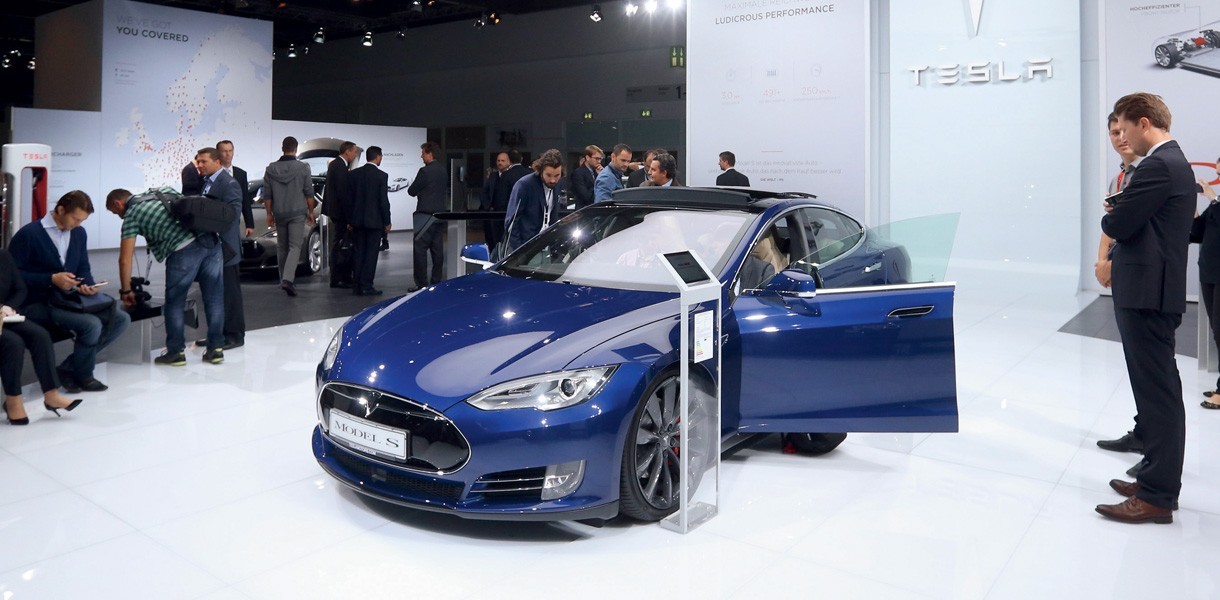 Обновление программного обеспечения для электрокаров Tesla позволит парковаться на автопилоте Обновление программного обеспечения для электрокаров Tesla позволит парковаться на автопилоте