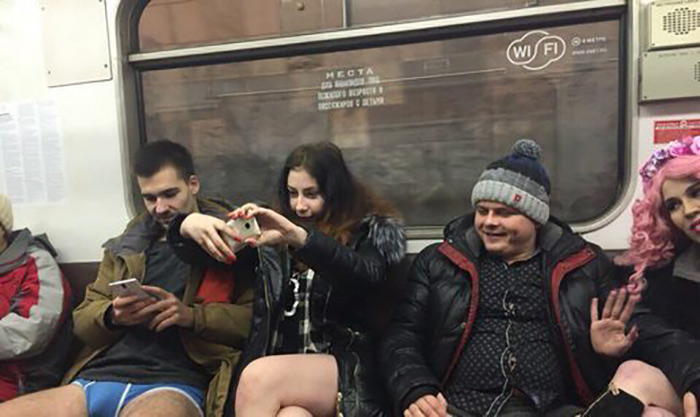 Глава московского метрополитена осуждает акцию «В метро без штанов» Глава московского метрополитена осуждает акцию «В метро без штанов»