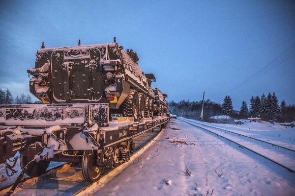Бронетранспортеры Stryker и другая военная техника доставлена в Эстонию для воинской части США Бронетранспортеры Stryker и другая военная техника доставлена в Эстонию для воинской части США