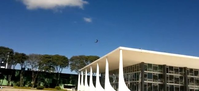 ВВС Бразилии показали мощь военных авиалайнеров Mirage-2000, атаковав здание Верховного суда (Видео) ВВС Бразилии показали мощь военных авиалайнеров Mirage-2000, атаковав здание Верховного суда (Видео)