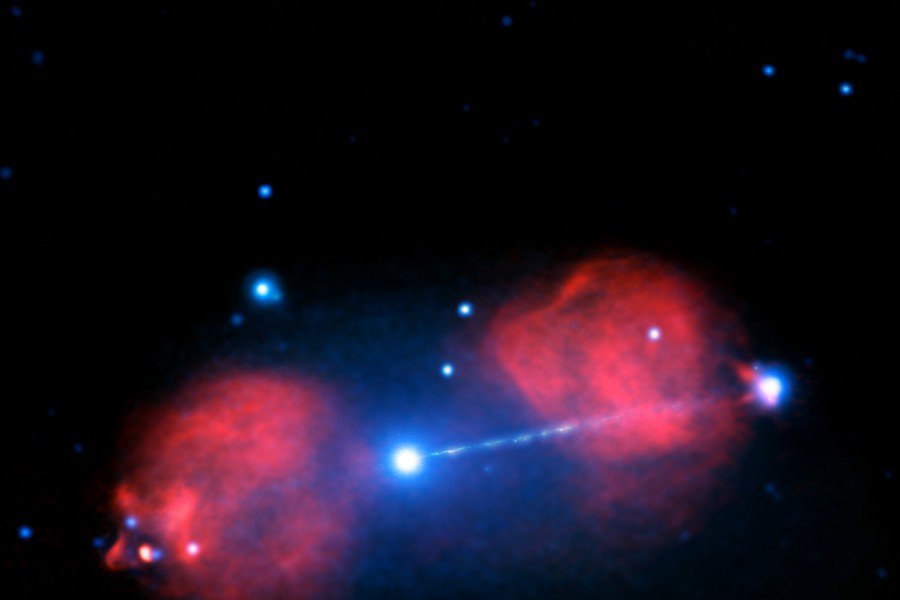 Ученые получили снимки струй плазмы из черной дыры в созвездии Живописца