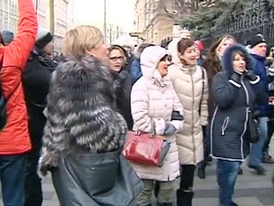 Накануне в российской столице валютные заёмщики перекрыли улицу у здания Центробанка Накануне в российской столице валютные заёмщики перекрыли улицу у здания Центробанка