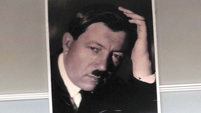 Жительница Волгограда приняла портрет художника Машкова за портрет Гитлера, ей грозит суд Жительница Волгограда приняла портрет художника Машкова за портрет Гитлера, ей грозит суд