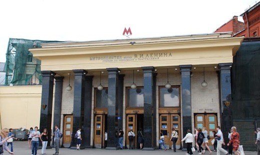 Большие буквы «М» на входе в московское метро не будут полностью красными Большие буквы «М» на входе в московское метро не будут полностью красными