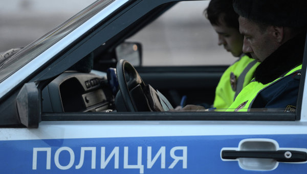В Новосибирске водитель Renault Logan протаранил полицейского на капоте В Новосибирске водитель Renault Logan протаранил полицейского на капоте