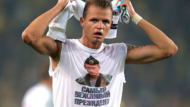 Кто заставил Дмитрия Тарасова выйти на поле в футболке с Путиным? Кто заставил Дмитрия Тарасова выйти на поле в футболке с Путиным?