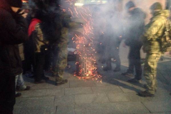 Киев: Митингующие на майдане разожгли костры Киев: Митингующие на майдане разожгли костры