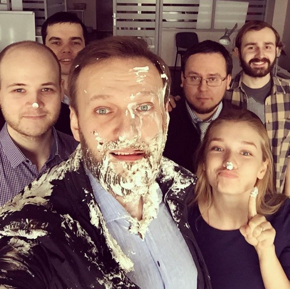 В Алексея Навального неизвестные бросили два торта В Алексея Навального неизвестные бросили два торта