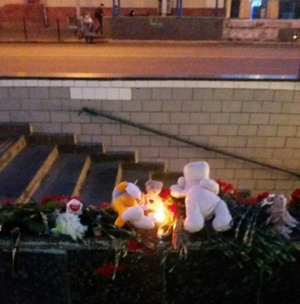 Москва: к метро «Октябрьское поле» несут игрушки и цветы Москва: к метро «Октябрьское поле» несут игрушки и цветы