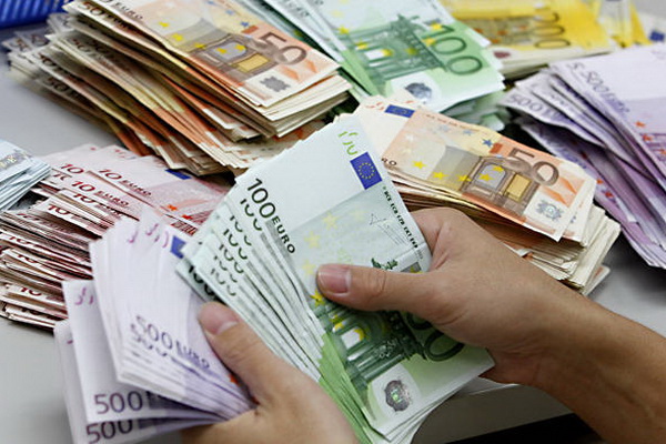 ЦБ РФ понизил курс евро на 2,5 рубля ЦБ РФ понизил курс евро на 2,5 рубля