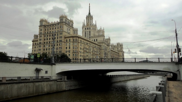 В столице спасли мужчину упавшего в Яузу В столице спасли мужчину упавшего в Яузу