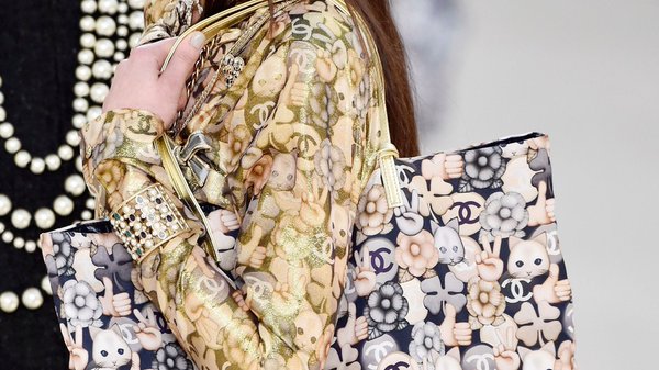 Модный дом Chanel презентовал коллекцию одежды со смайликами эмодзи Модный дом Chanel презентовал коллекцию одежды со смайликами эмодзи
