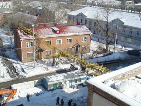 В Омске на жилой дом рухнул строительный кран В Омске на жилой дом рухнул строительный кран