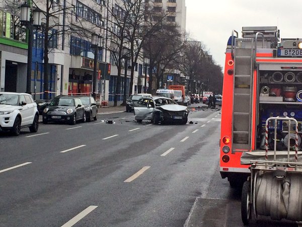 В Берлине взорвался автомобиль, возможно, со взрывчаткой В Берлине взорвался автомобиль, возможно, со взрывчаткой