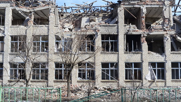 В одном из поселков ЛНР на территории разрушенной школы обнаружили склад боеприпасов В одном из поселков ЛНР на территории разрушенной школы обнаружили склад боеприпасов