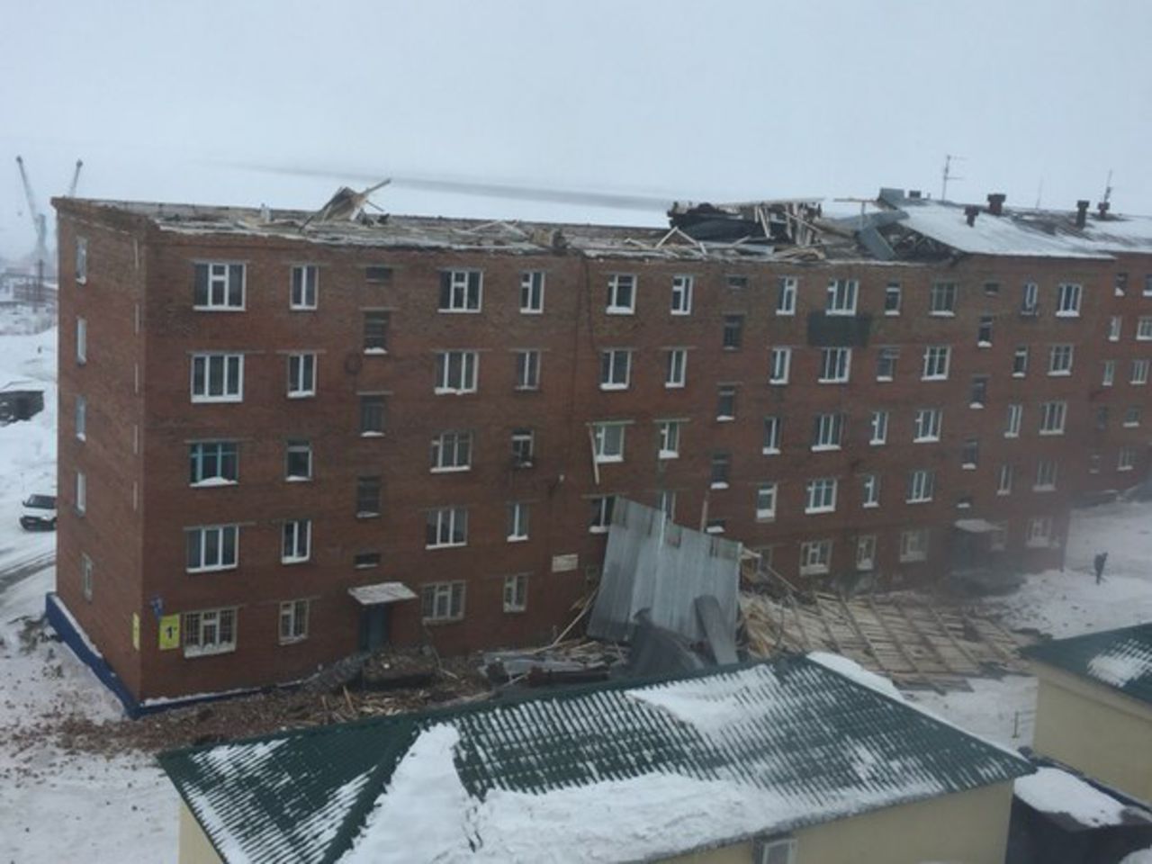 Сильный ветер сорвал металлическую крышу пятиэтажки (фото, видео) Сильный ветер сорвал металлическую крышу пятиэтажки (фото, видео)