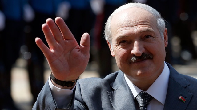 Лукашенко заявил, что не будет выбирать между Востоком и Западом Лукашенко заявил, что не будет выбирать между Востоком и Западом