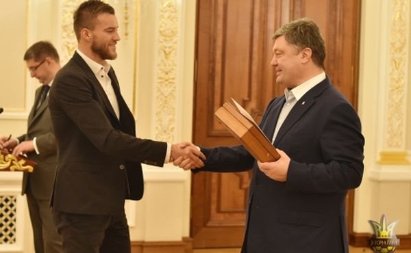 Президент Украины наградил футболистов сборной Украины именным огнестрельным оружием Президент Украины наградил футболистов сборной Украины именным огнестрельным оружием
