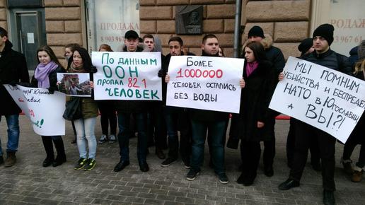 В Москве напротив посольства США проходит акция «НАТО в крови» В Москве напротив посольства США проходит акция «НАТО в крови»