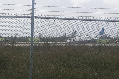 Самолет компании JetBlue приземлился на Багамских островах без передней стойки шасси Самолет компании JetBlue приземлился на Багамских островах без передней стойки шасси