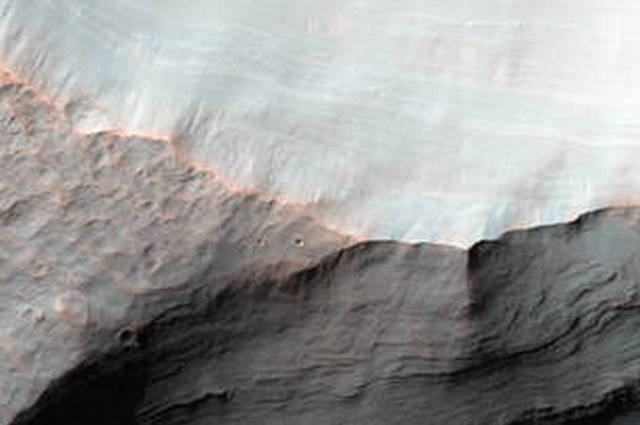 NASA опубликовало фотографию устья реки на склоне марсианского кратера Сахеки NASA опубликовало фотографию устья реки на склоне марсианского кратера Сахеки