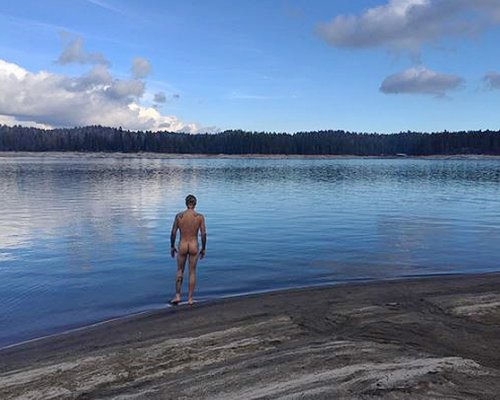 Джастин Бибер, забыв о приличии, разместил фото своего обнаженного тела в полный рост в Instagram Джастин Бибер, забыв о приличии, разместил фото своего обнаженного тела в полный рост в Instagram