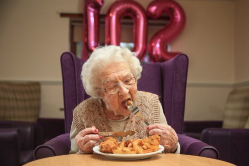 102- летняя жительница британского городка раскрыла секрет долгой и счастливой жизни 102- летняя жительница британского городка раскрыла секрет долгой и счастливой жизни