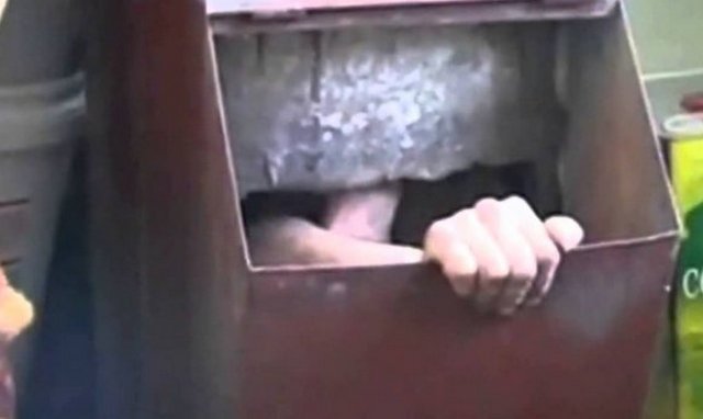 В Тольятти мужчина провалился в мусоропровод В Тольятти мужчина провалился в мусоропровод