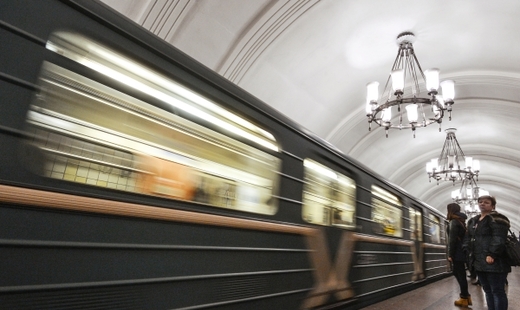 В московском метро мужчина прыгнул под поезд В московском метро мужчина прыгнул под поезд
