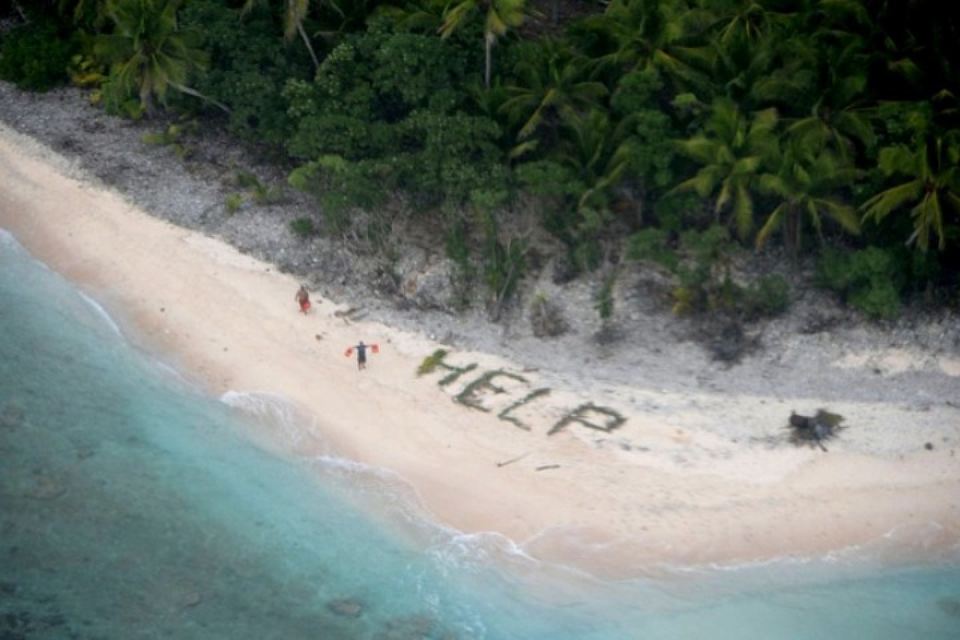 Слово «HELP» из листьев на песке необитаемого острова помогла спастись трем пропавшим морякам Слово «HELP» из листьев на песке необитаемого острова помогла спастись трем пропавшим морякам