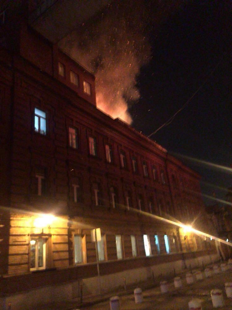 Здание Красного Октября полыхает в центре Москвы Здание Красного Октября полыхает в центре Москвы
