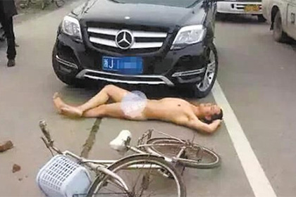 В надежде на компенсацию голый китаец лег под Мерседес В надежде на компенсацию голый китаец лег под Мерседес
