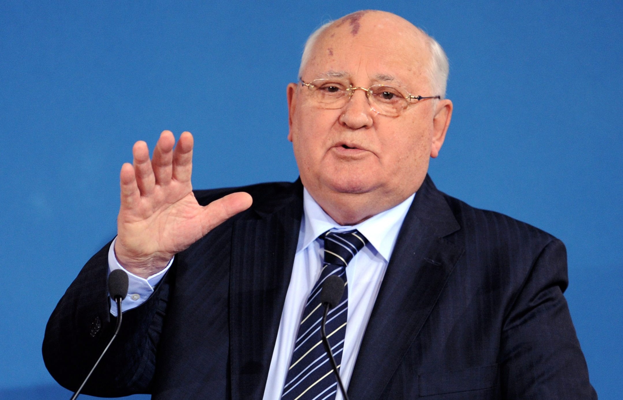 Горбачев призвал развивать Россию, оставаясь здесь жить и работать Горбачев призвал развивать Россию, оставаясь здесь жить и работать