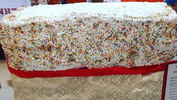 Огромный Царь-кулич весом более 400 килограмм испекли в Якутии Огромный Царь-кулич весом более 400 килограмм испекли в Якутии