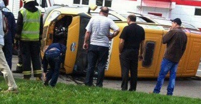 На юге Москвы перевернулось маршрутное такси На юге Москвы перевернулось маршрутное такси