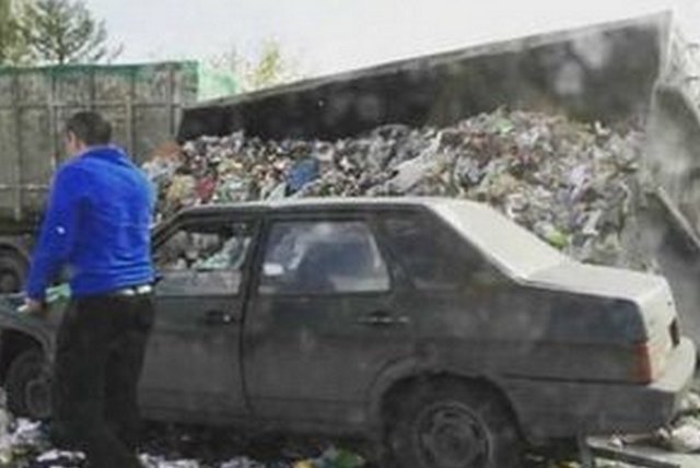Мусоровоз превратил МКАД в большую помойку Мусоровоз превратил МКАД в большую помойку