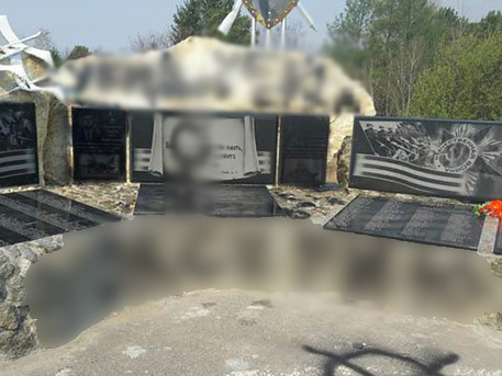 В Амурской области вандалы осквернили памятник пилоту и матросу, которые погибли в Сирии В Амурской области вандалы осквернили памятник пилоту и матросу, которые погибли в Сирии