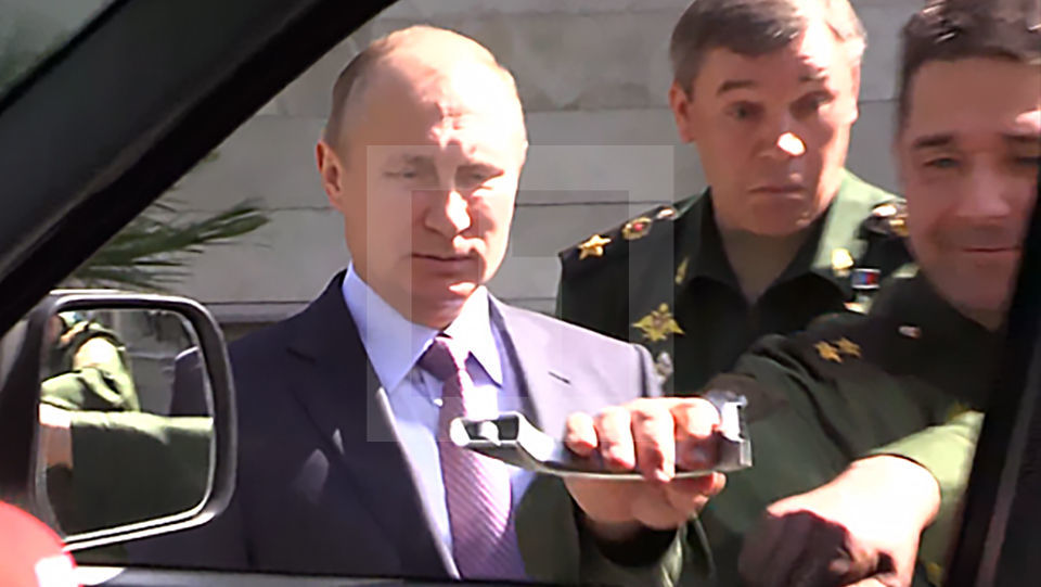 Путин посмеялся над тем, как генерал оторвал ручку у нового военного джипа (видео) Путин посмеялся над тем, как генерал оторвал ручку у нового военного джипа (видео)