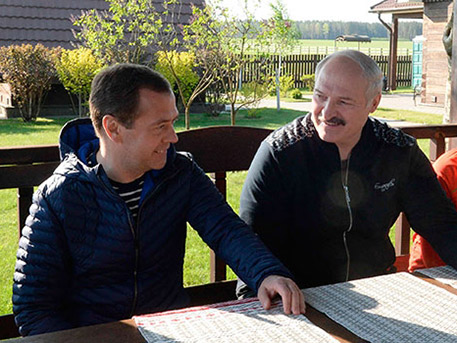 Александр Лукашенко напоил Дмитрия Медведева березовым соком Александр Лукашенко напоил Дмитрия Медведева березовым соком