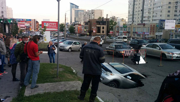 В Барнауле под асфальт провалился автомобиль В Барнауле под асфальт провалился автомобиль