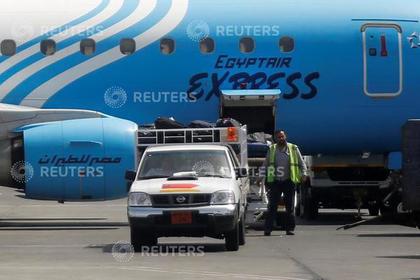 В Каир доставили 15 ящиков с останками жертв авиакатастрофы EgyptAir В Каир доставили 15 ящиков с останками жертв авиакатастрофы EgyptAir