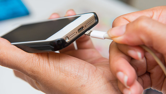 Специалисты не советуют заряжать телефоны через USB-порты – могут проникнуть злоумышленники Специалисты не советуют заряжать телефоны через USB-порты – могут проникнуть злоумышленники
