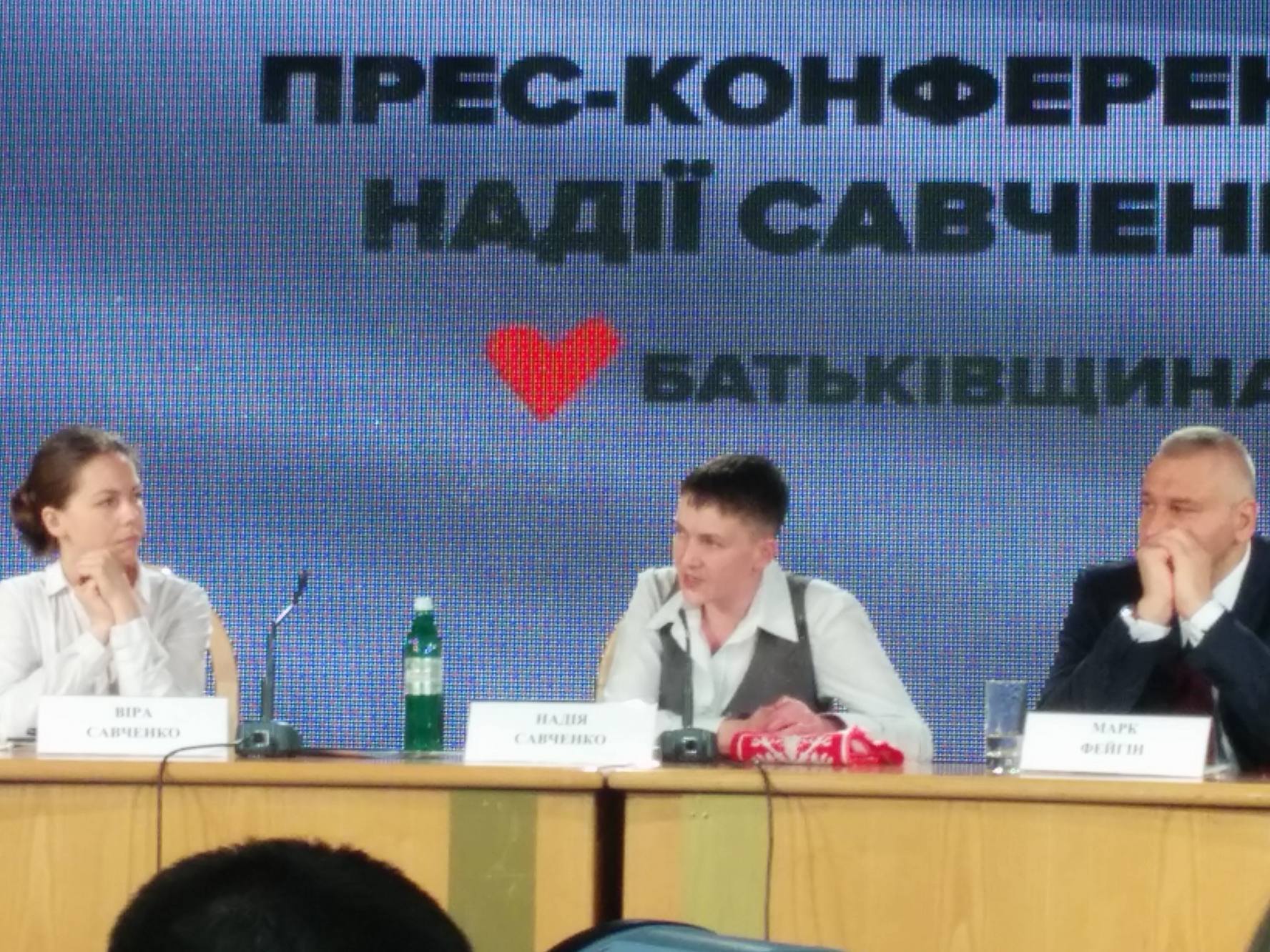 Савченко хочет сказать Путину «отстань от Украины, отстань от каждой страны, в которую ты вцепился» Савченко хочет сказать Путину «отстань от Украины, отстань от каждой страны, в которую ты вцепился»