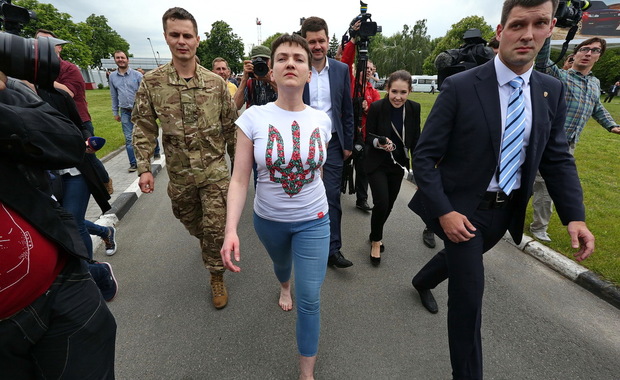 Депутат Савченко пришла в Верховную раду Украины босиком - СМИ Депутат Савченко пришла в Верховную раду Украины босиком - СМИ