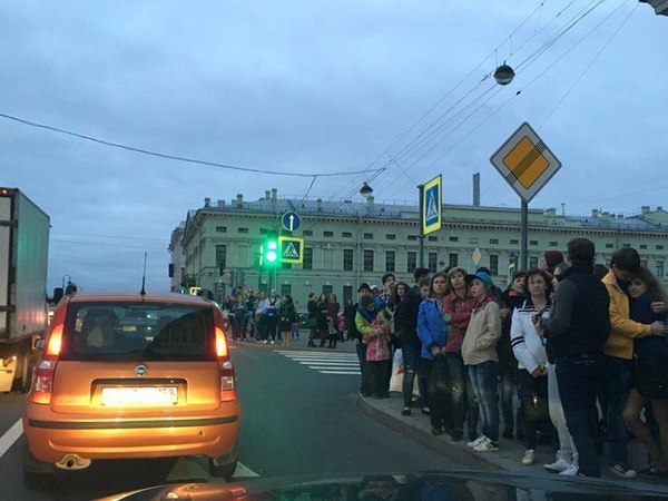 В Санкт-Петербурге жители вышли посмотреть на салют, которого не было В Санкт-Петербурге жители вышли посмотреть на салют, которого не было